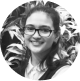 Fotografía en blanco y negro de una niña sonriendo.