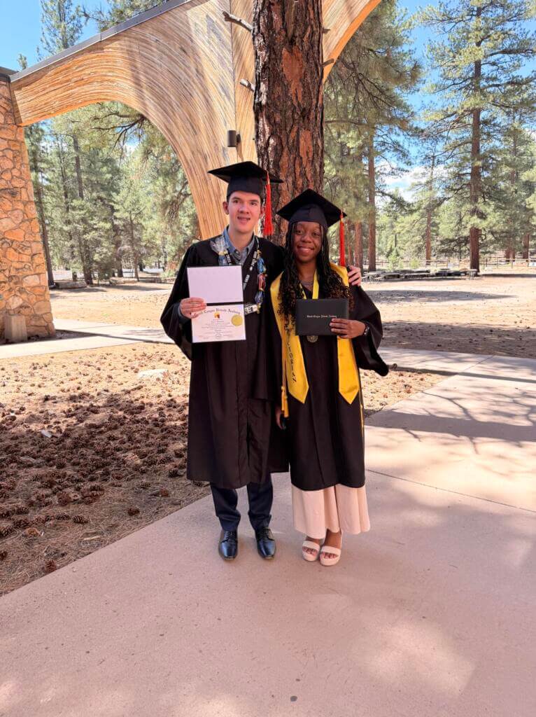 Lucas, como estudiante de GCPA, posa en la graduación.
