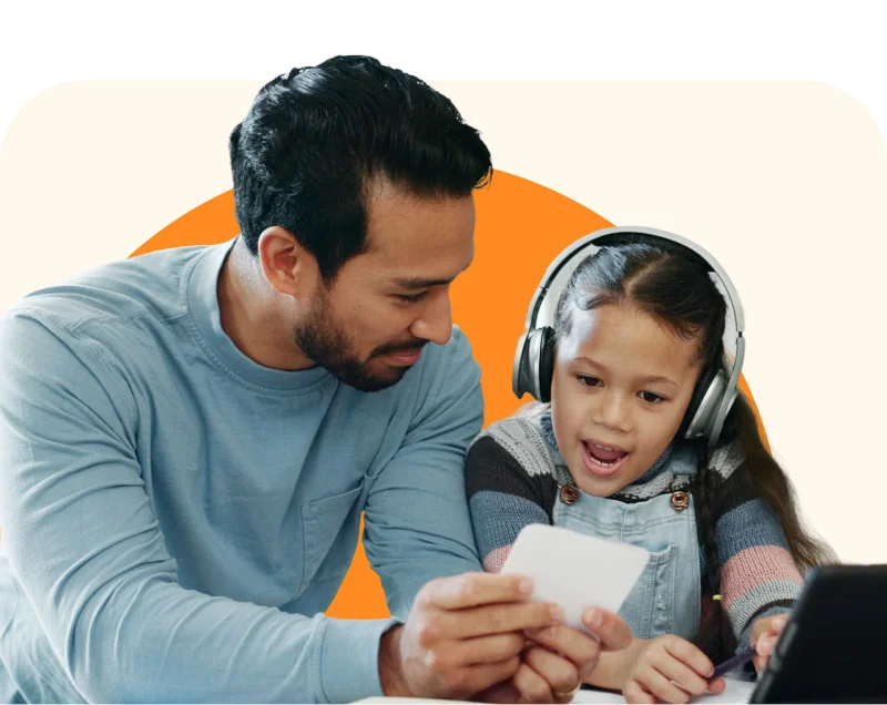 Un padre y su hija trabajando juntos
