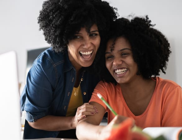 Madre e hija sonriendo
