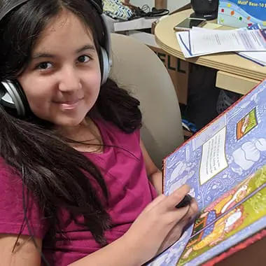 Estudiante leyendo un libro
