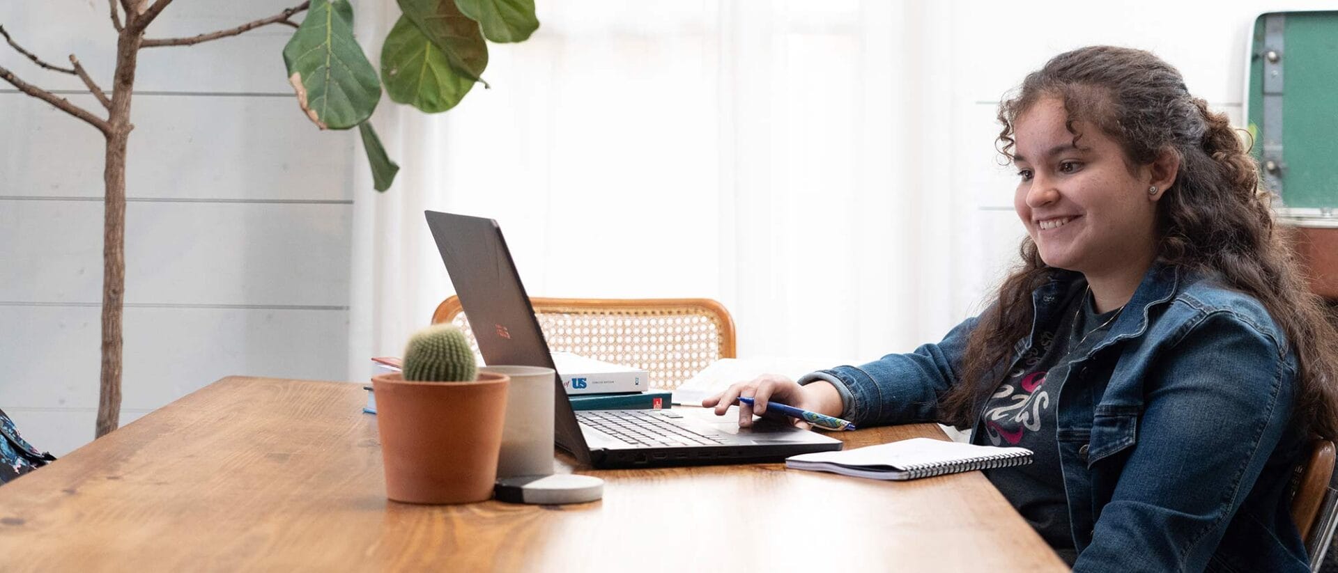 Estudiante en casa haciendo los deberes.