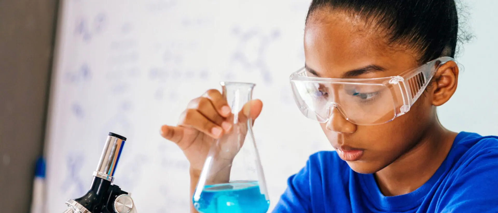 Estudiante trabajando en un proyecto científico.
