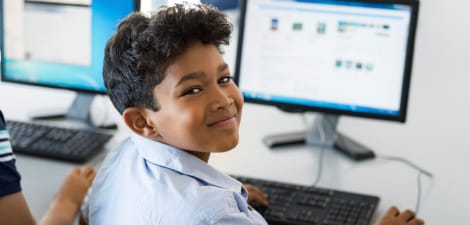 Estudiante asistiendo a una clase en línea
