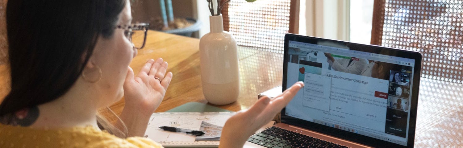 Estudiante asistiendo a una clase en línea