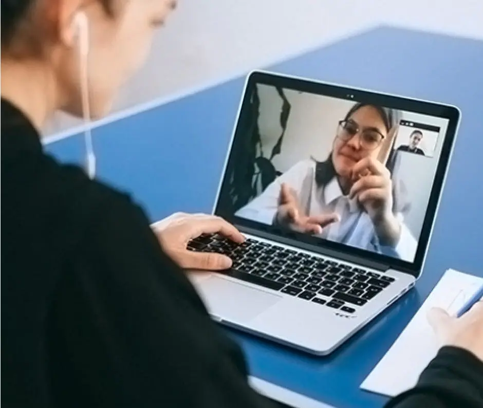 Estudiante asistiendo a una clase en línea