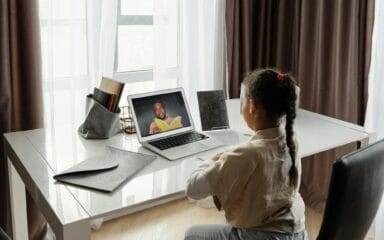 Estudiante asistiendo a una clase en línea