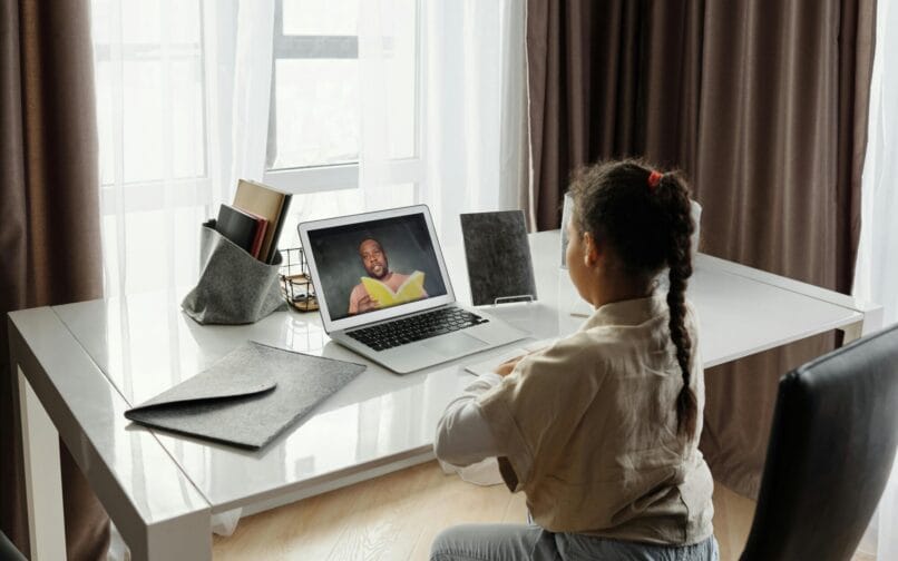Estudiante asistiendo a una clase en línea