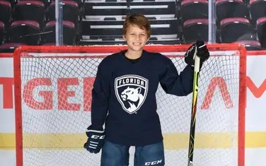 Estudiante jugando al hockey