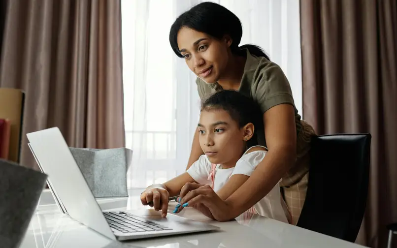 Madre e hija en clase en una escuela online flexible.